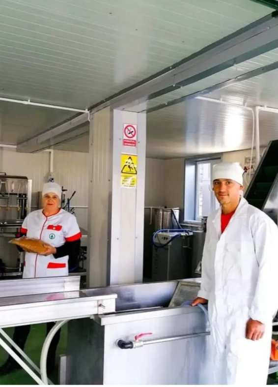Echipa Livada lu' Gavril în fabrica de sucuri din Leucușești
