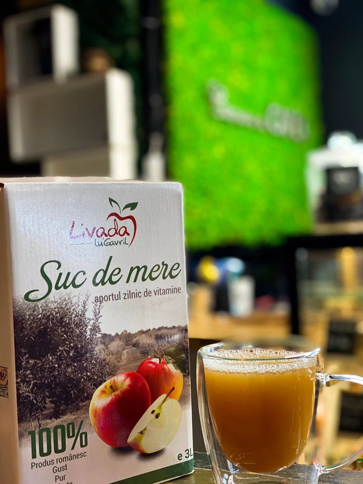 Cutie Bag-in-Box de 3 litri cu suc de mere lângă o cană