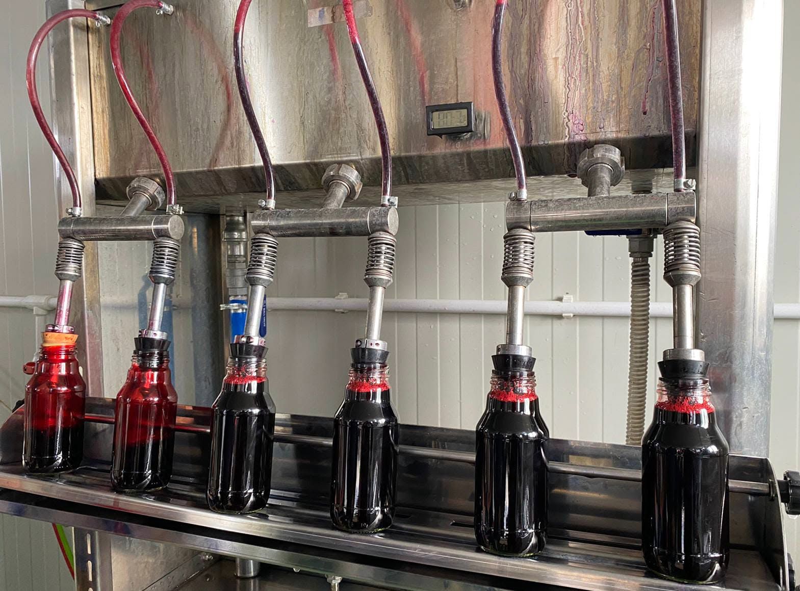 Linia de îmbuteliere cu sticle de suc de mere cu aronia